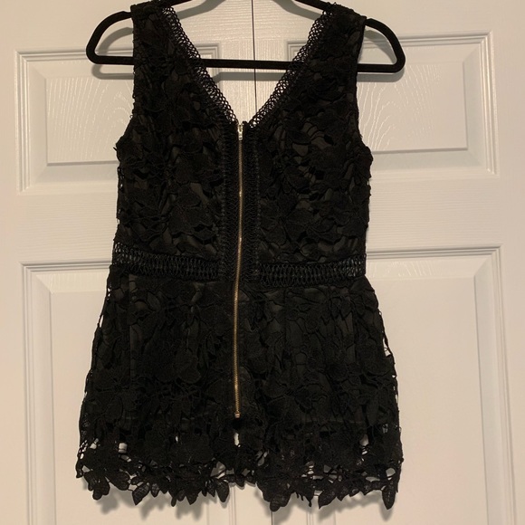 Francesca's Collections Tops - Francesca’s Cut-Out Top (Size: Large) Francesca's Collections Tops - Francesca’s Cut-Out Top (Size: Large)